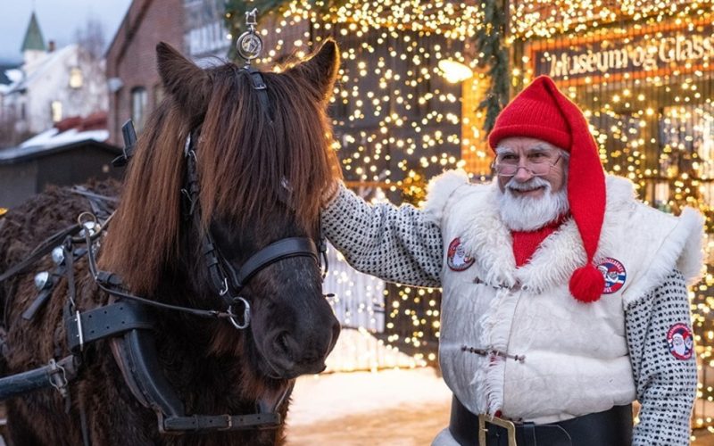 Hest og julenisse på Hadeland Glassverk