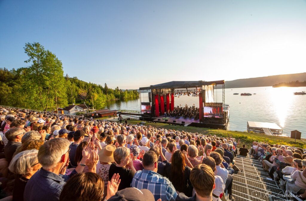 Bilde av scenen på Operafest Røykenvik. Utsikt mot Randsfjorden.